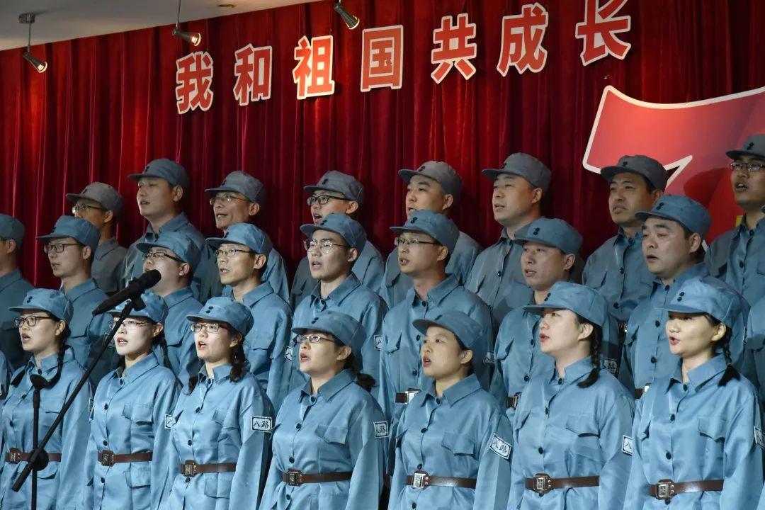 郭晶晶又赢麻了,霍启刚低调赴天津履职,大会上发言气场全开